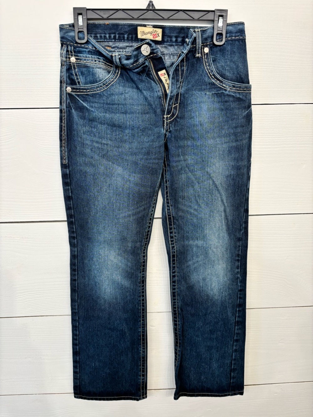 Wrangler Men's Medium Wash Relaxed Straight Jeans